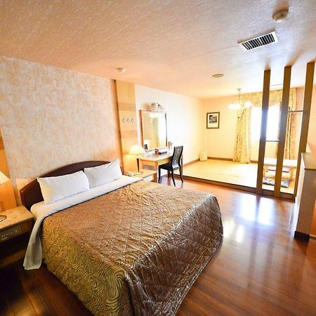Paiwei Motel Тайнань Екстер'єр фото